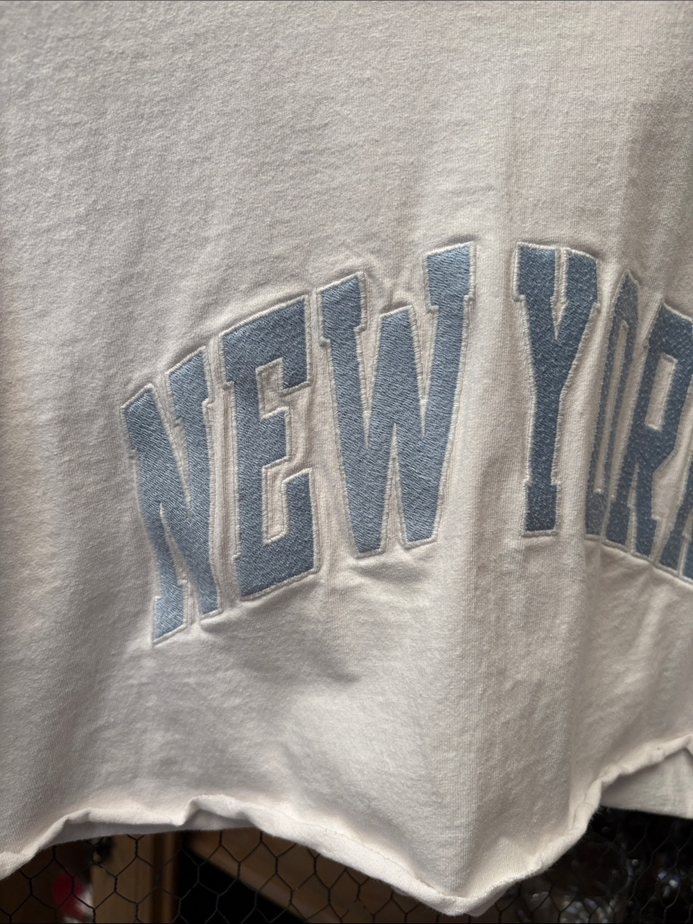 Brandy Melville NEW YORK Cropped Top - Picture 4 of 9